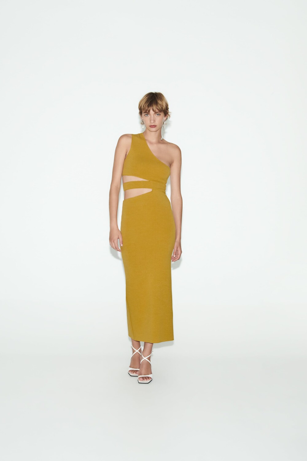 

Платье из трикотажного эластича с вырезами Zara, горчица