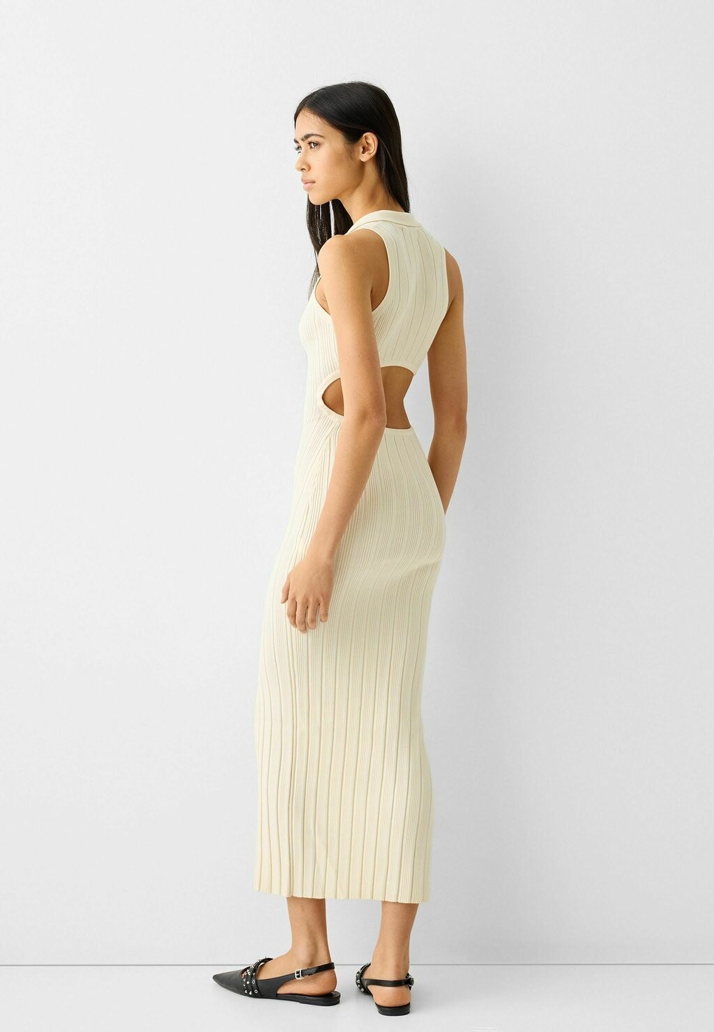 Платье-футляр SLEEVELESS CUT-OUT DETAIL Bershka, цвет beige