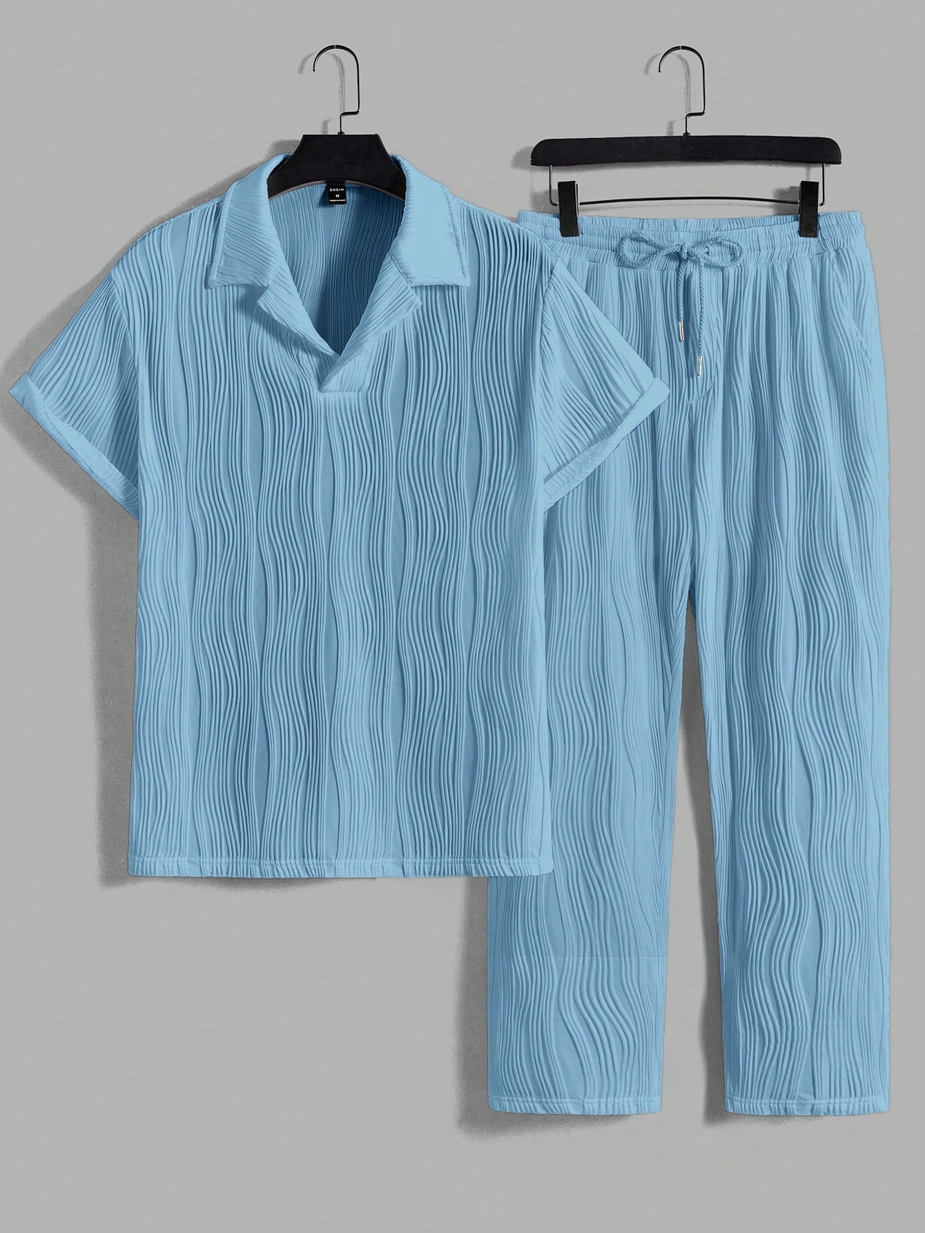 цена Мужской комплект из рубашки и брюк с монохромной текстурой Manfinity Homme, голубые