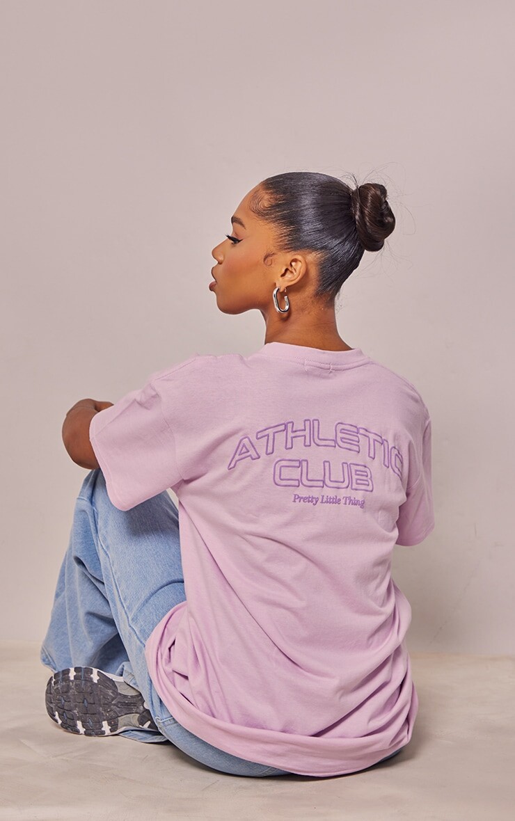 

PrettyLittleThing Сиреневая футболка с пышным принтом Athletic Club