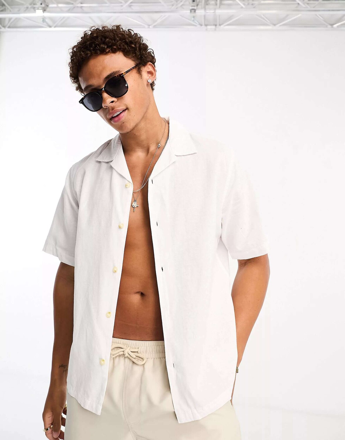

Белая рубашка из льняного микса Jack & Jones Premium с глубоким воротником