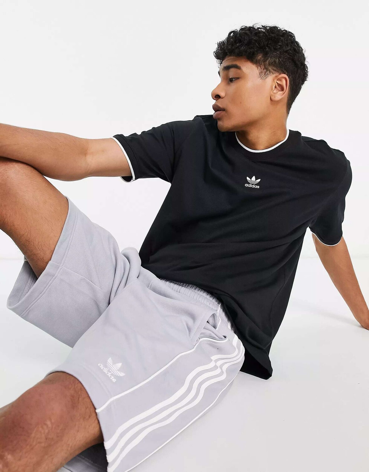 

Черная футболка с центральным логотипом adidas Originals Rekive