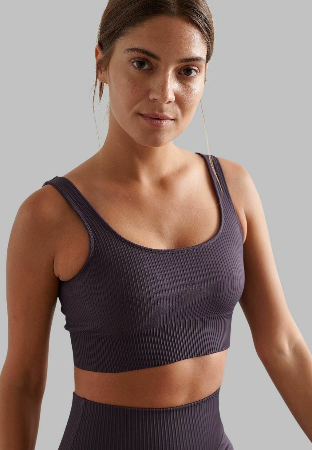 

Спортивный бюстгальтер средней поддержки RIBBED SEAMLESS aim’n, цвет plum