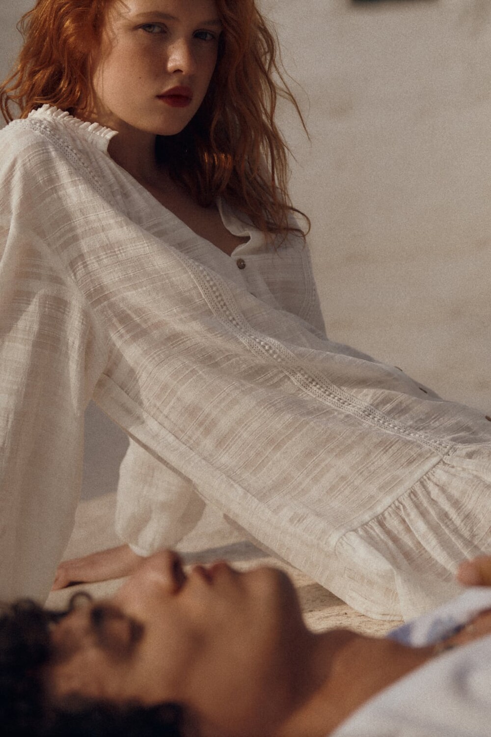 

Короткое платье с кружевной отделкой ZARA, белый