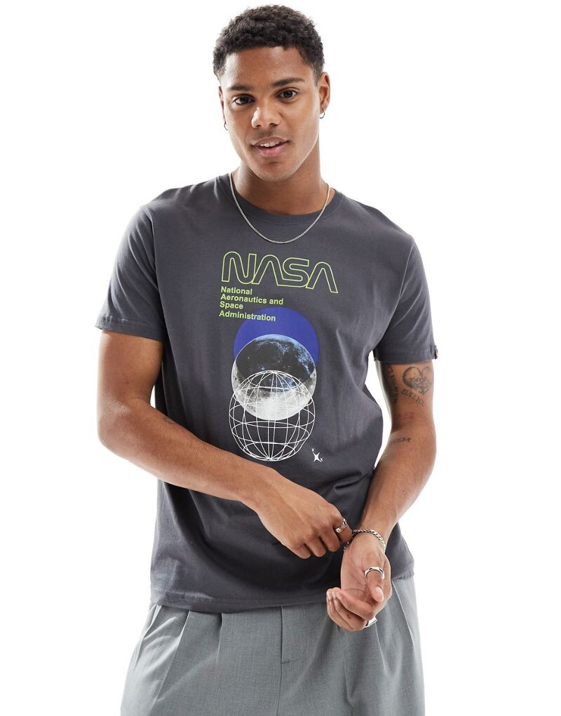 

Alpha — серая футболка с принтом глобуса и надписью NASA Alpha Industries