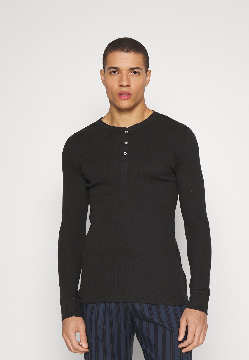 

Пижамный топ LONG SLEEVE HENLEY Levi's, черный