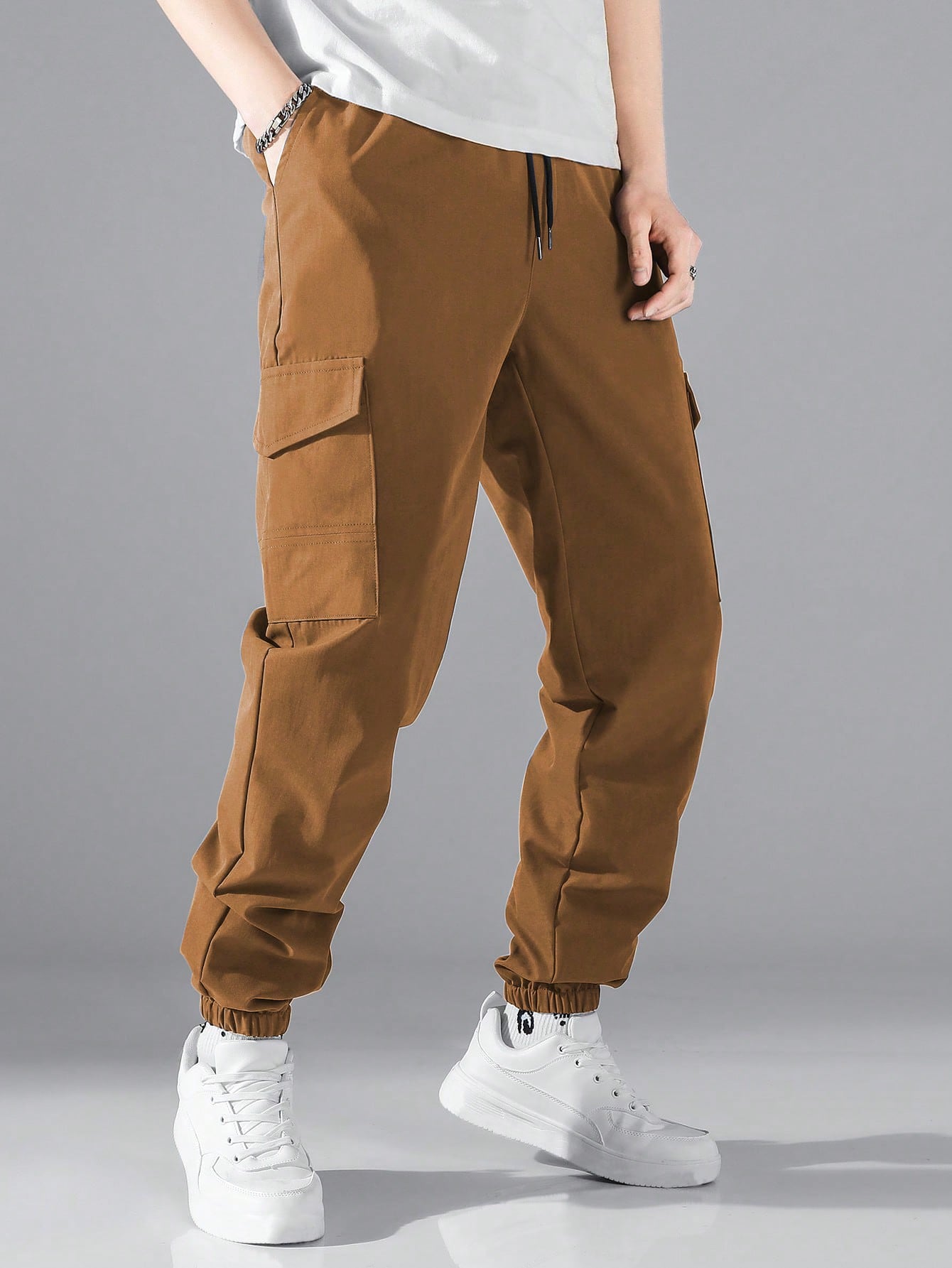 цена Мужские однотонные брюки Manfinity LEGND с завязками на талии и карманами с клапанами, кофейный коричневый