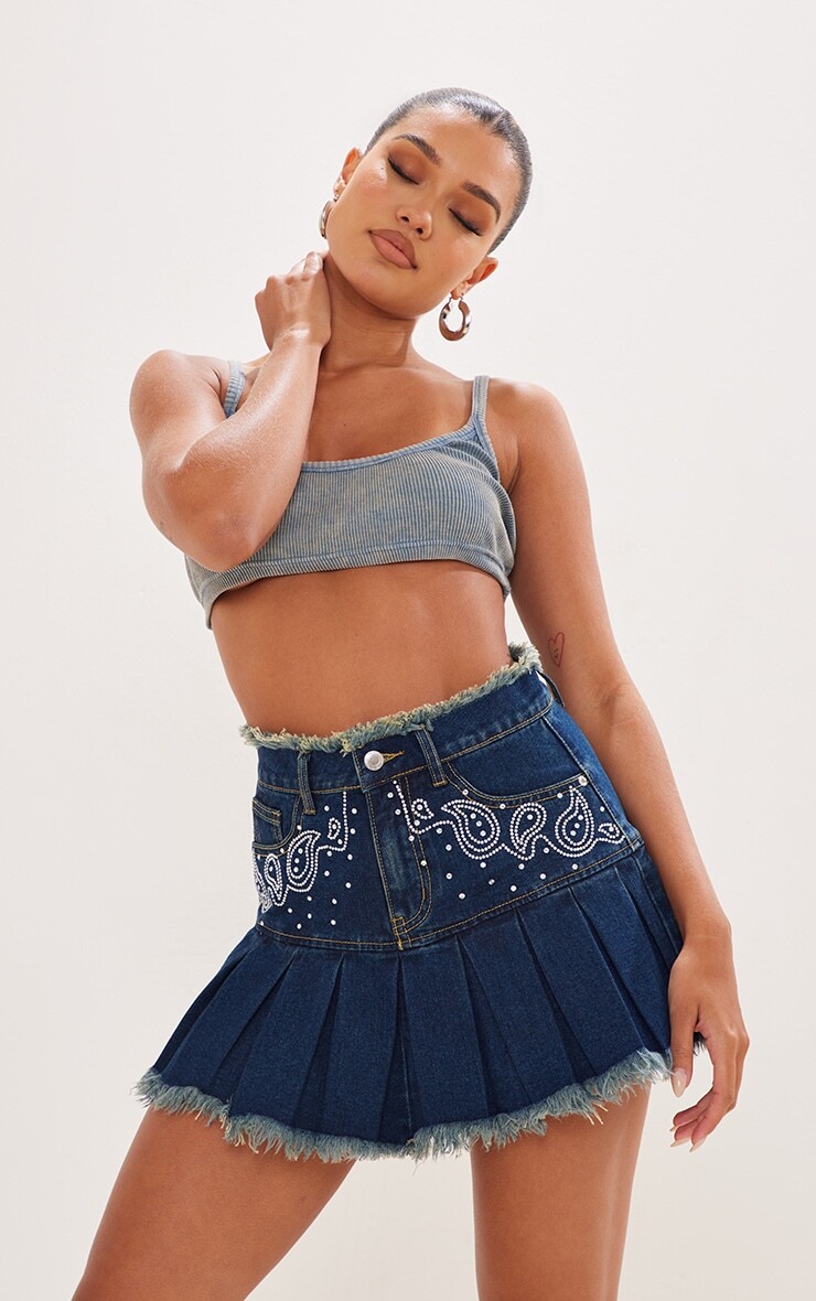 

PrettyLittleThing Джинсовая мини-юбка со складками индиго Vintage Wash со стразами и необработанными краями