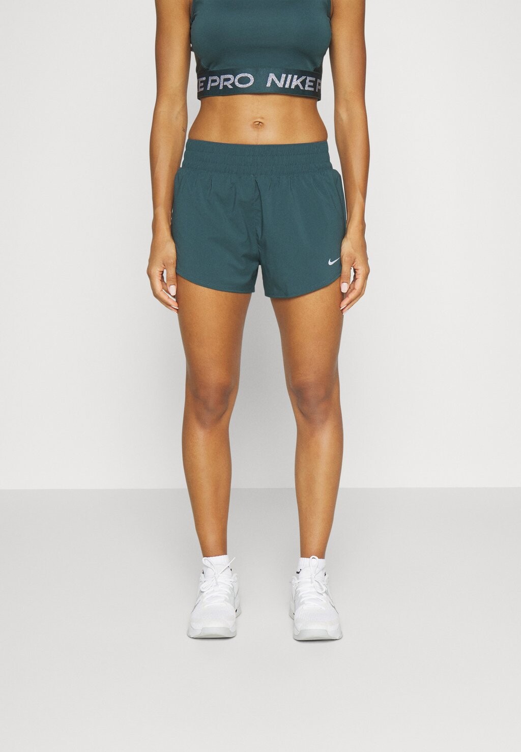 

Спортивные шорты Nike Performance, темно-зеленый