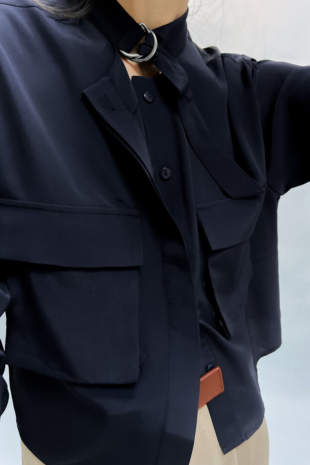 

Укороченная рубашка с хлястиком на шее ZARA, темно-синий
