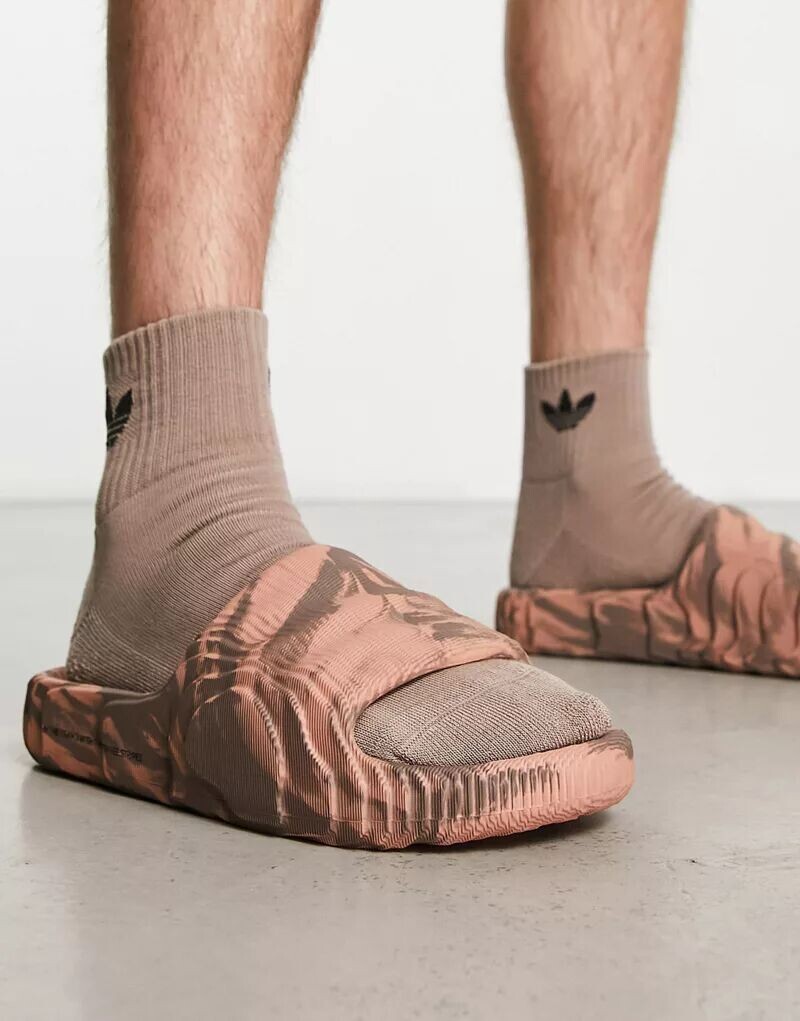 

Кроссовки adidas Originals Adilette 22 мраморно-красного цвета
