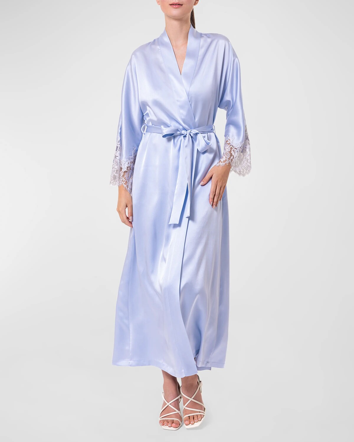 

Шелковый халат с кружевной отделкой и шармезом Christine Lingerie, цвет Heavenly Blue/Silver