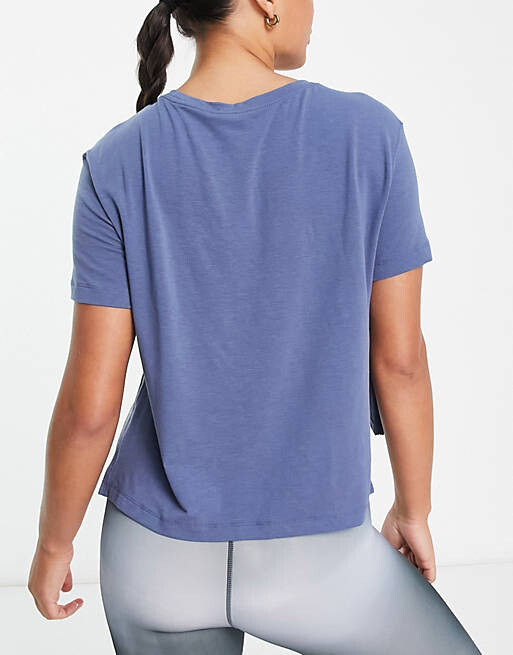 

Розовая футболка с разрезом по бокам Nike Yoga Essentials dri fit