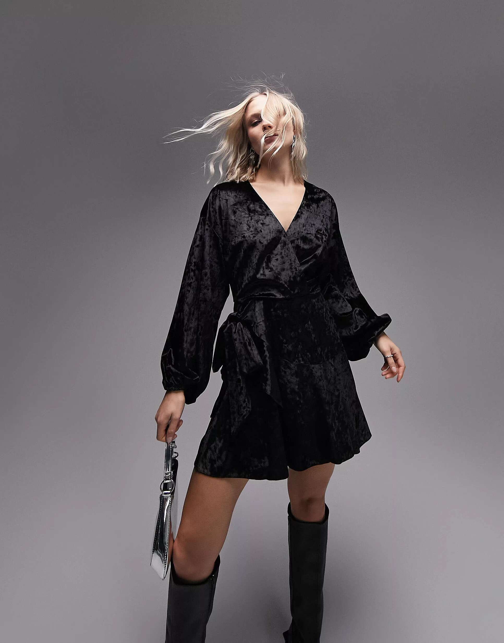 цена Черное бархатное мини-платье с завязками Topshop