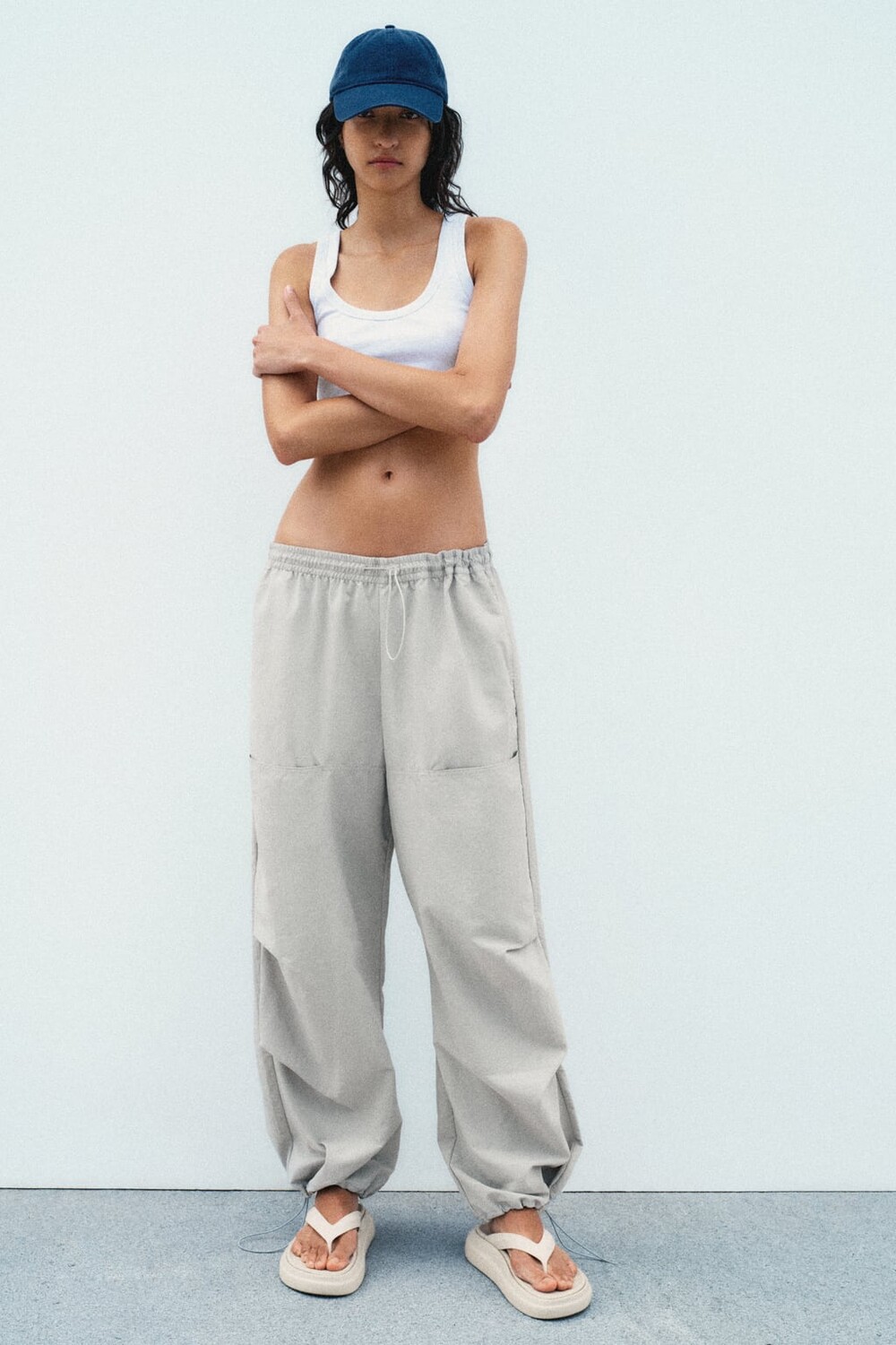 

Брюки из нейлона с карманами ZARA, серый