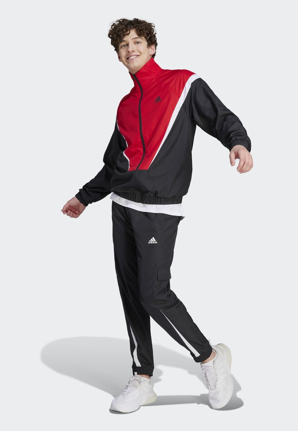 

Спортивный костюм Adidas