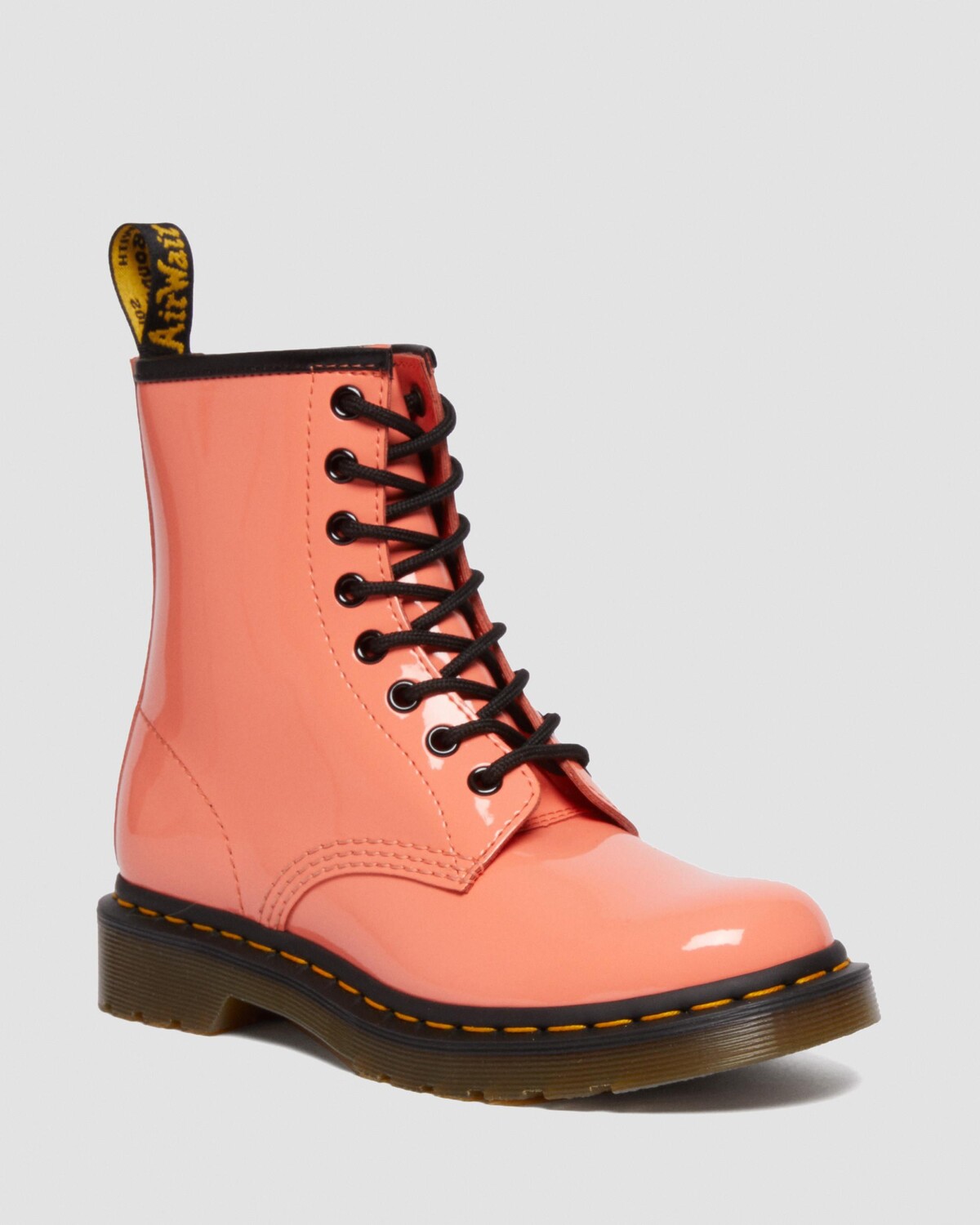 цена 1460 Женские лакированные ботинки на шнуровке Dr. Martens