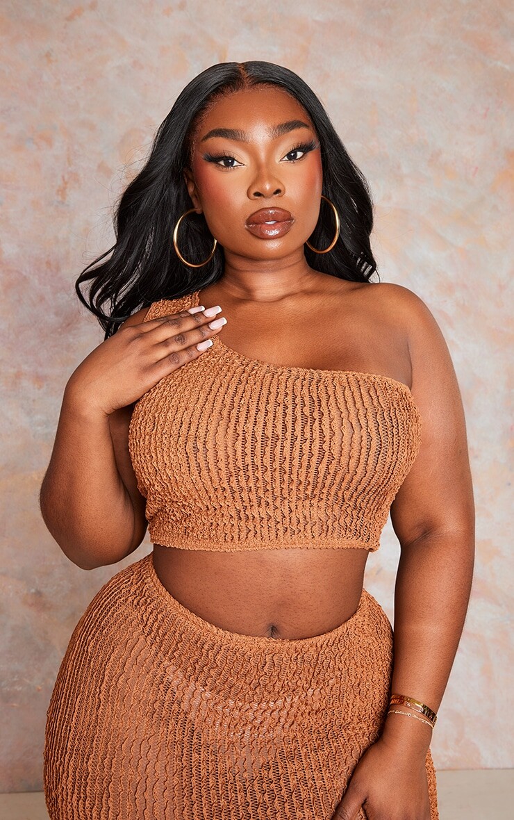 

PrettyLittleThing Коричневый вязаный топ на одно плечо с эффектом потертости Plus