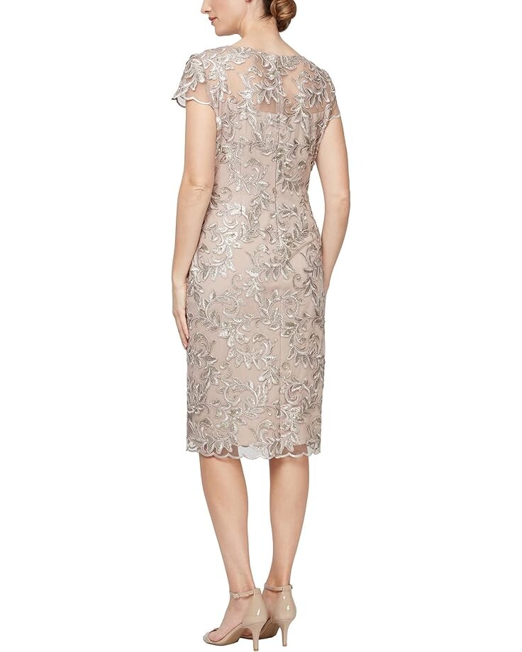 

Платье Alex Evenings Short Embroidered Dress with Cap Sleeve, цвет Taupe