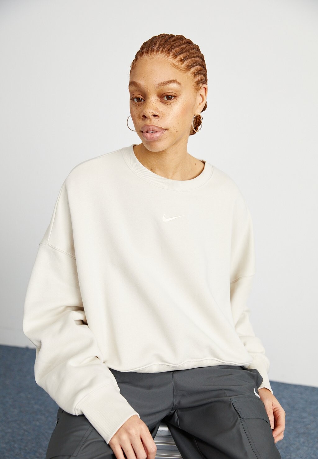 

Толстовка CREW OVERSIZED FIT Nike Sportswear, цвет lt orewood brn/(sail)