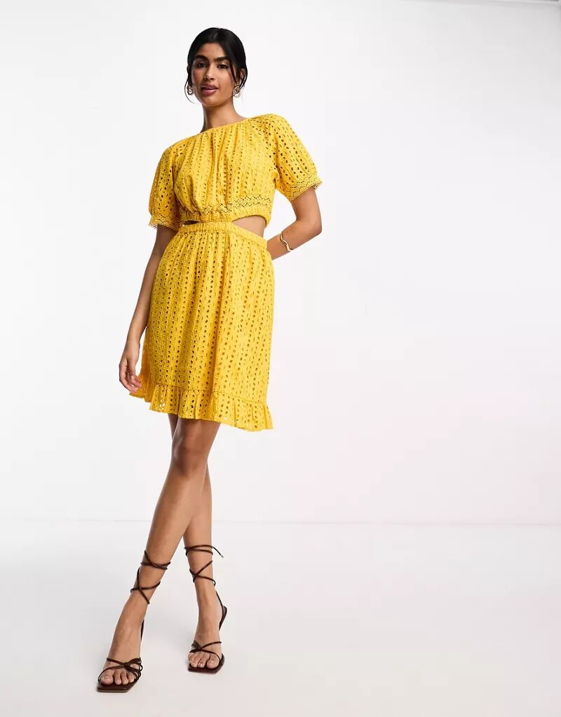 Y.A.S – мини-платье желтого цвета с вышивкой люверсов и декоративными вырезами по бокам