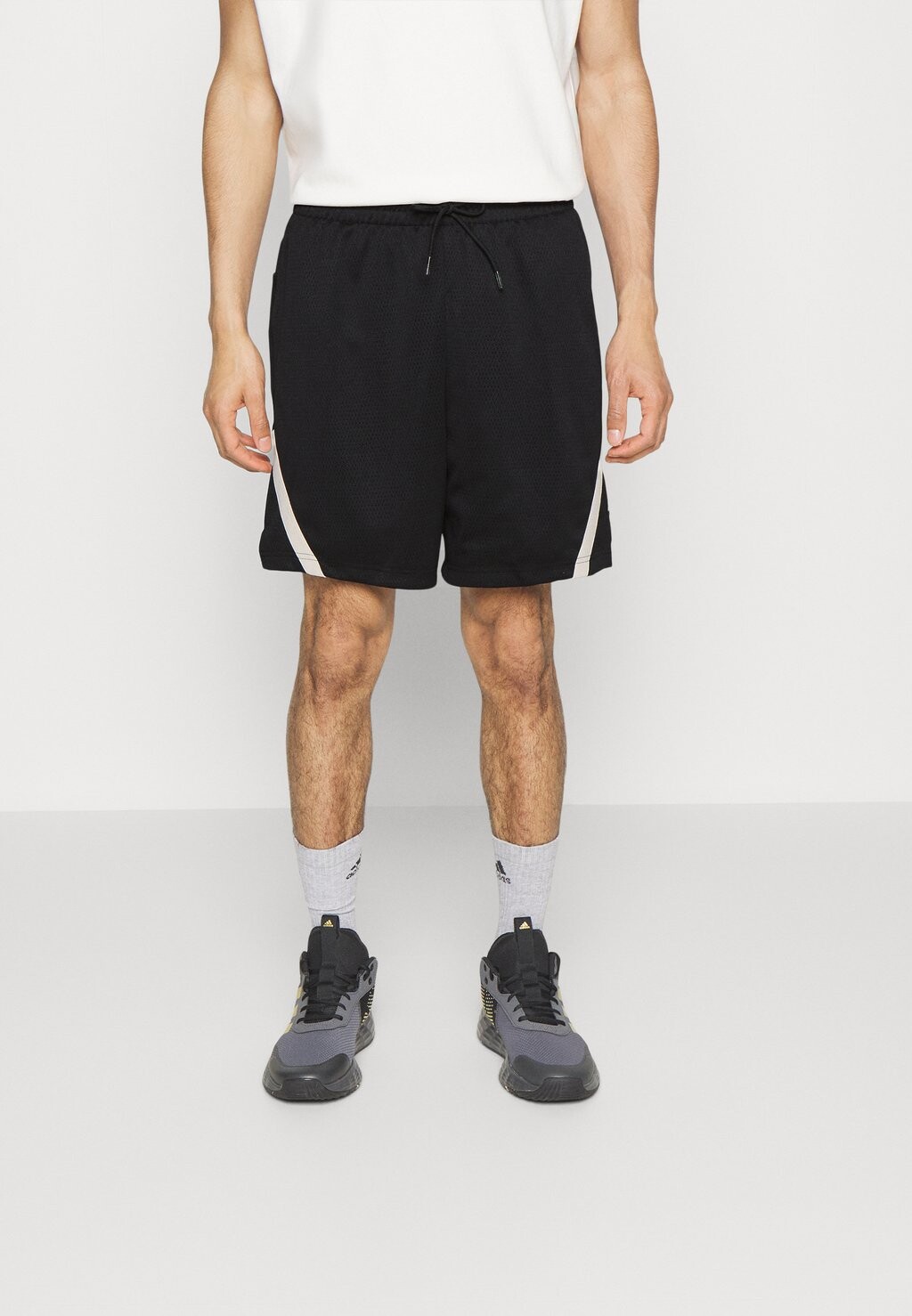 

Спортивные шорты Adidas