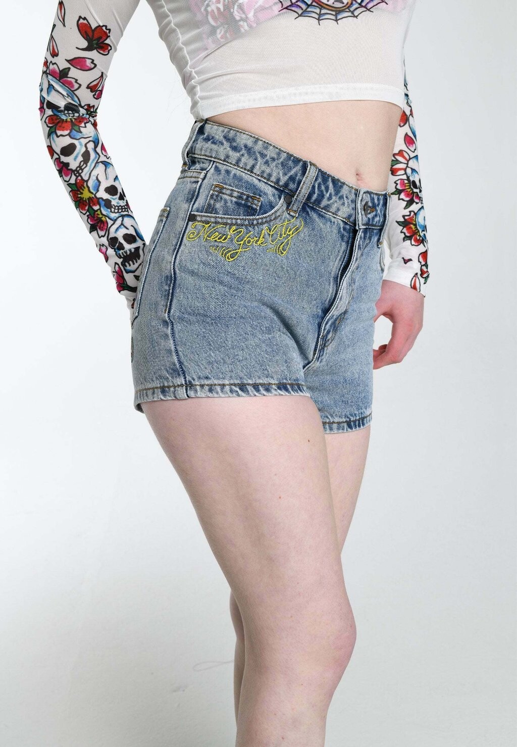 

Джинсовые шорты Ed Hardy