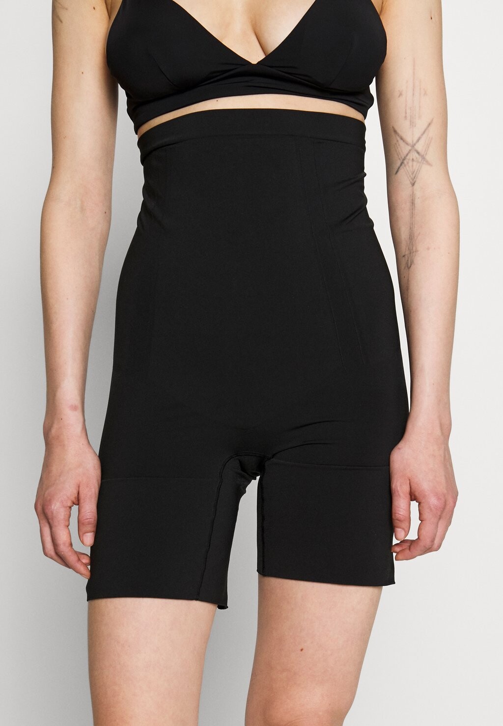 

Корректирующее белье Spanx
