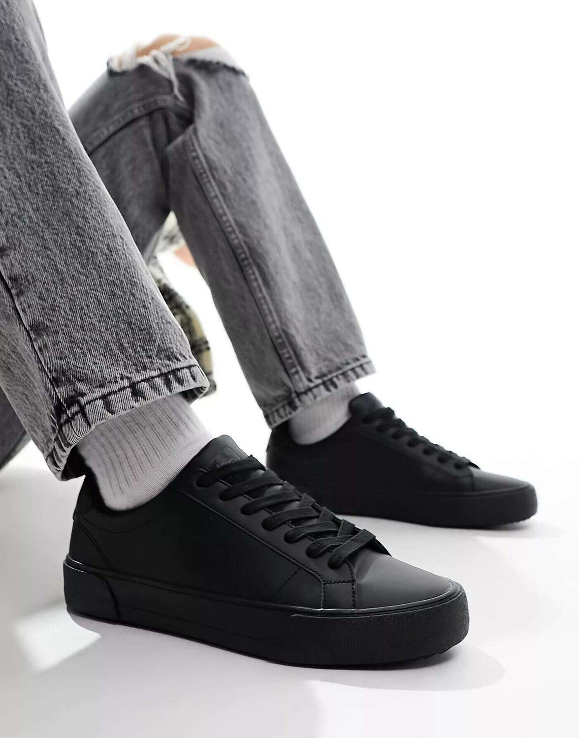 

Черные базовые кроссовки на шнуровке Pull&Bear