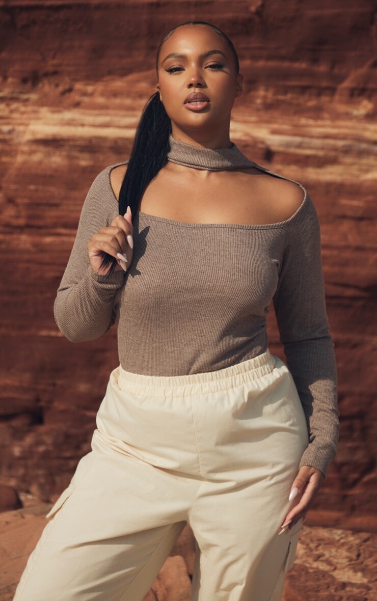 

PrettyLittleThing Топ цвета мокко с длинными рукавами и вырезами в рубчик