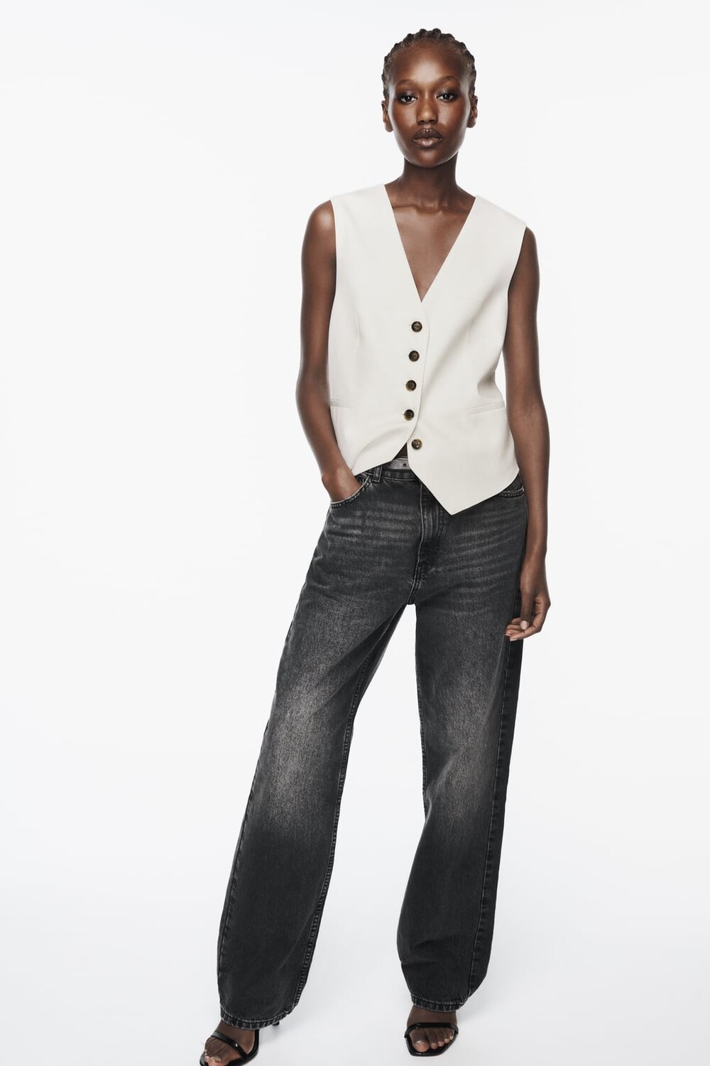 

Такой жилет ZARA, бежевый