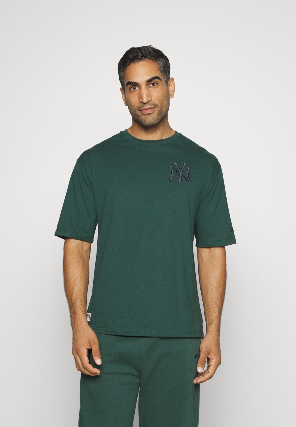 

Базовая футболка New York Yankees League Essentials Tee New Era, цвет dark green