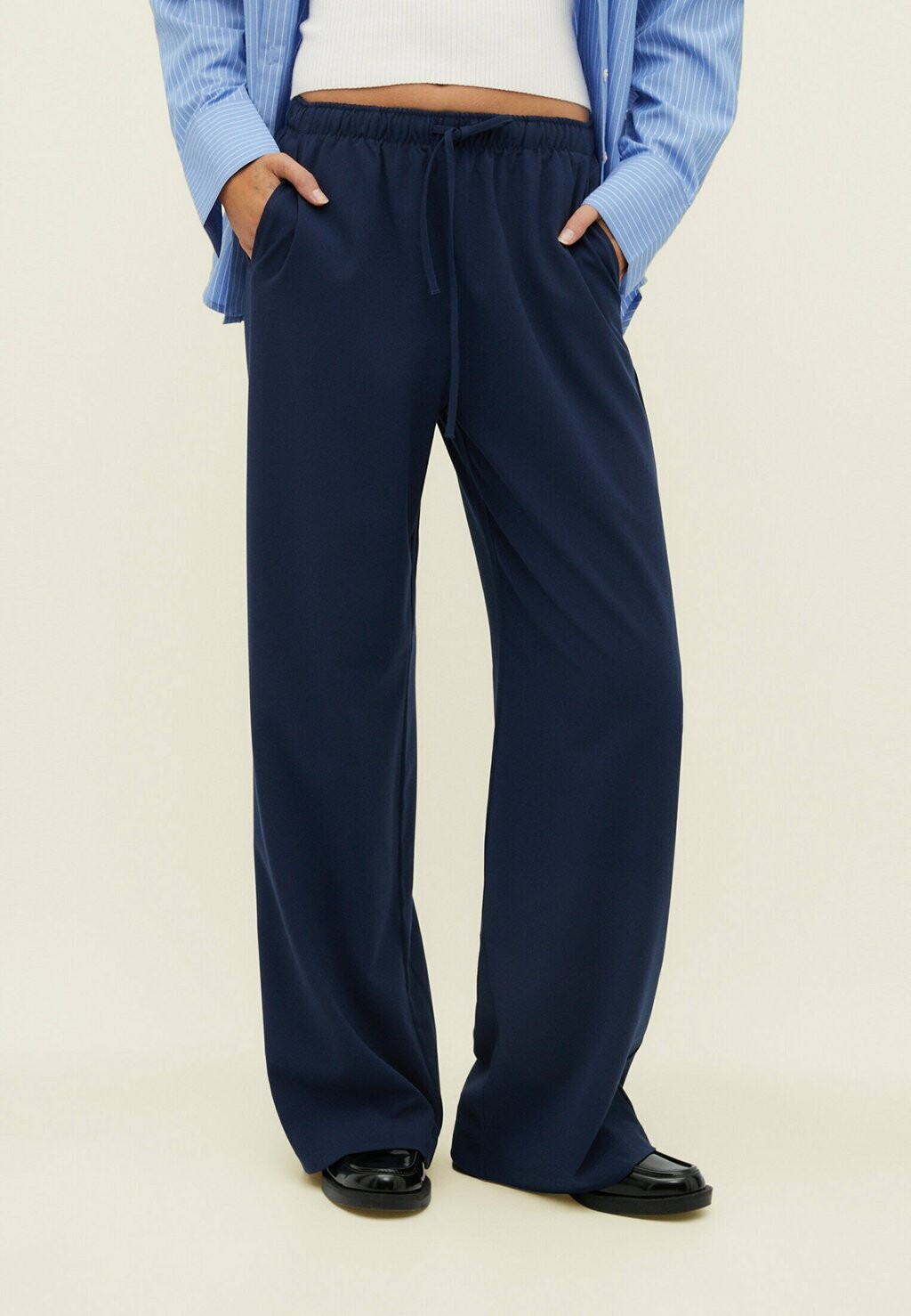 

Брюки Flowing Stradivarius, цвет dark blue