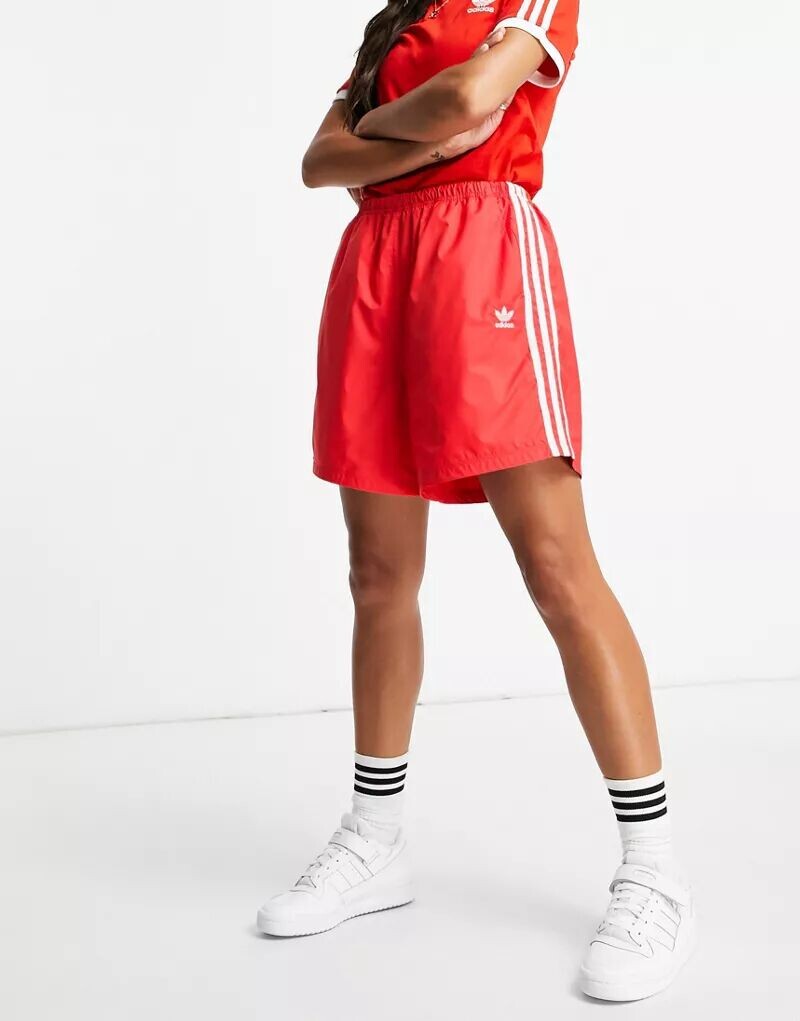 

Красные длинные шорты с тремя полосками adidas Originals adicolor