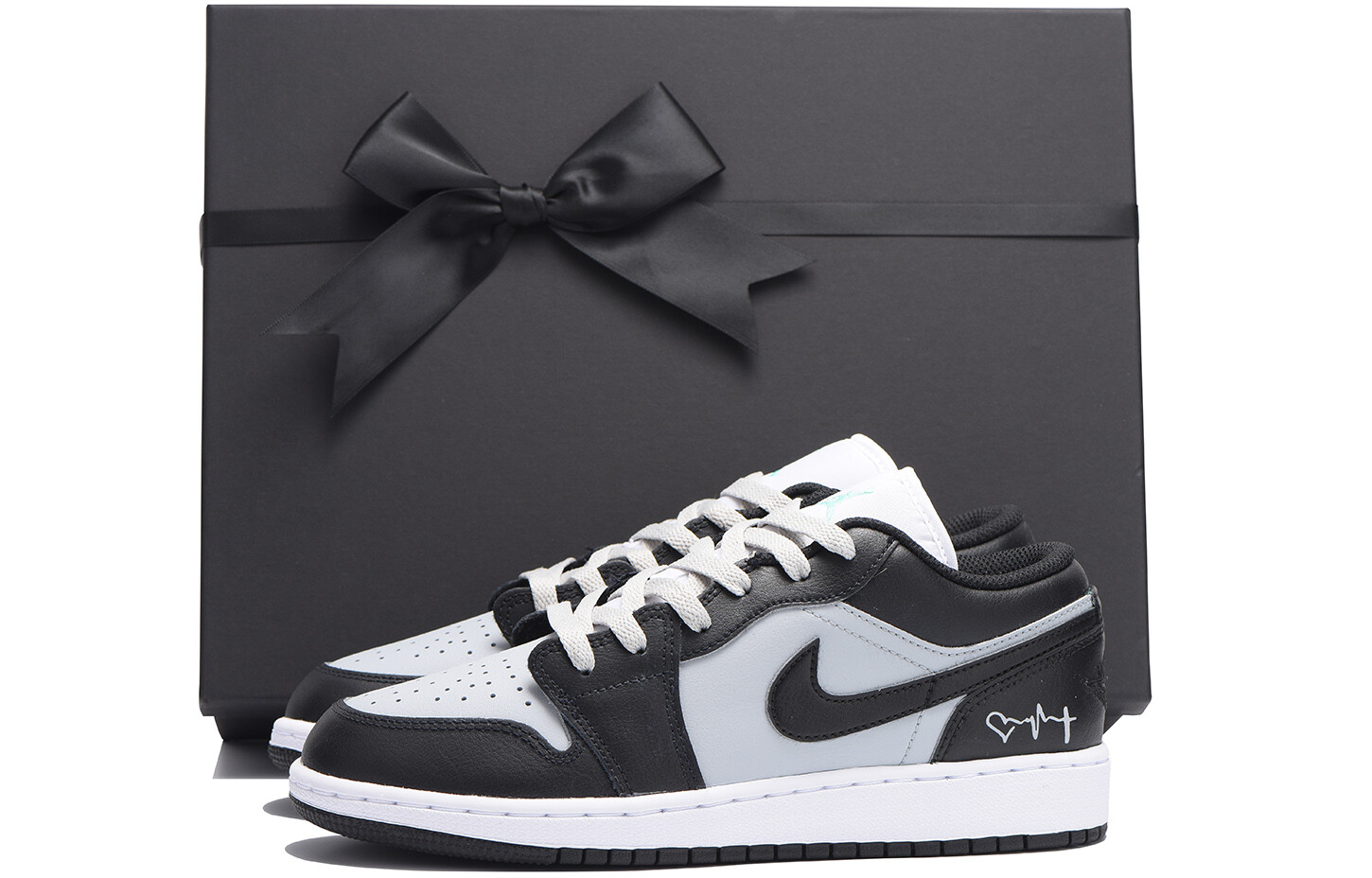 

Кроссовки Air Jordan 1 Vintage Basketball Shoes Women's Low-top Gray, черный/розовый