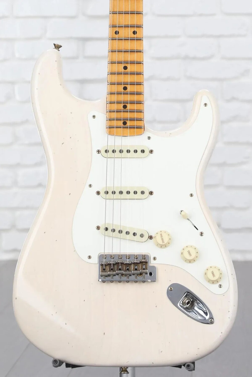 

Новая электрогитара Fender Custom Shop '56 Stratocaster Journeyman Relic — состаренная белая блондинка