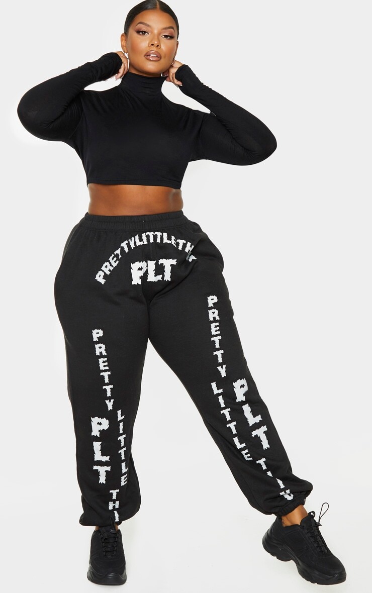 

PrettyLittleThing Plus Черные джоггеры с принтом и надписью