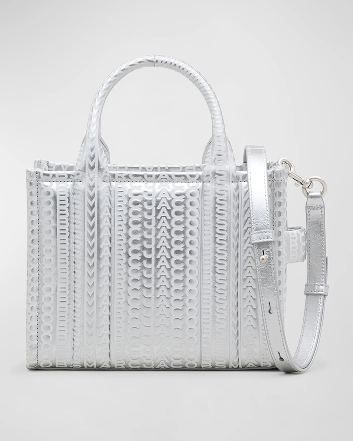 

Маленькая сумка-тоут-тоут Monogram с эффектом металлик Marc Jacobs, цвет Silver Bright White