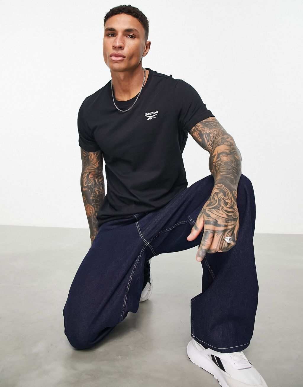 

Черная футболка с маленьким логотипом Reebok, Черный