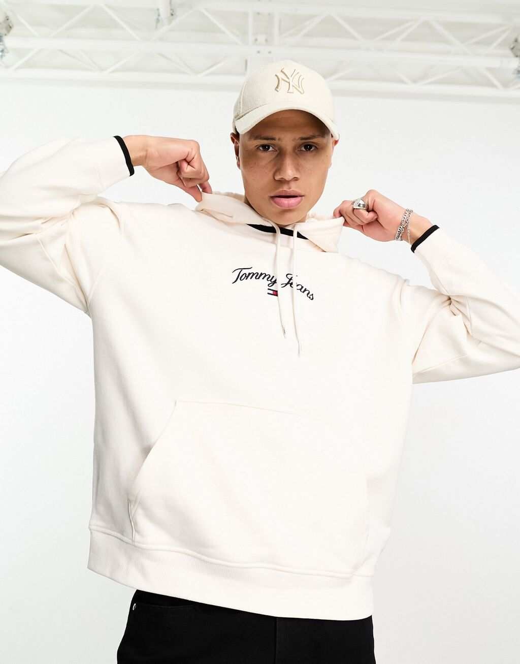 

Белое свободное худи с логотипом и логотипом Tommy Jeans