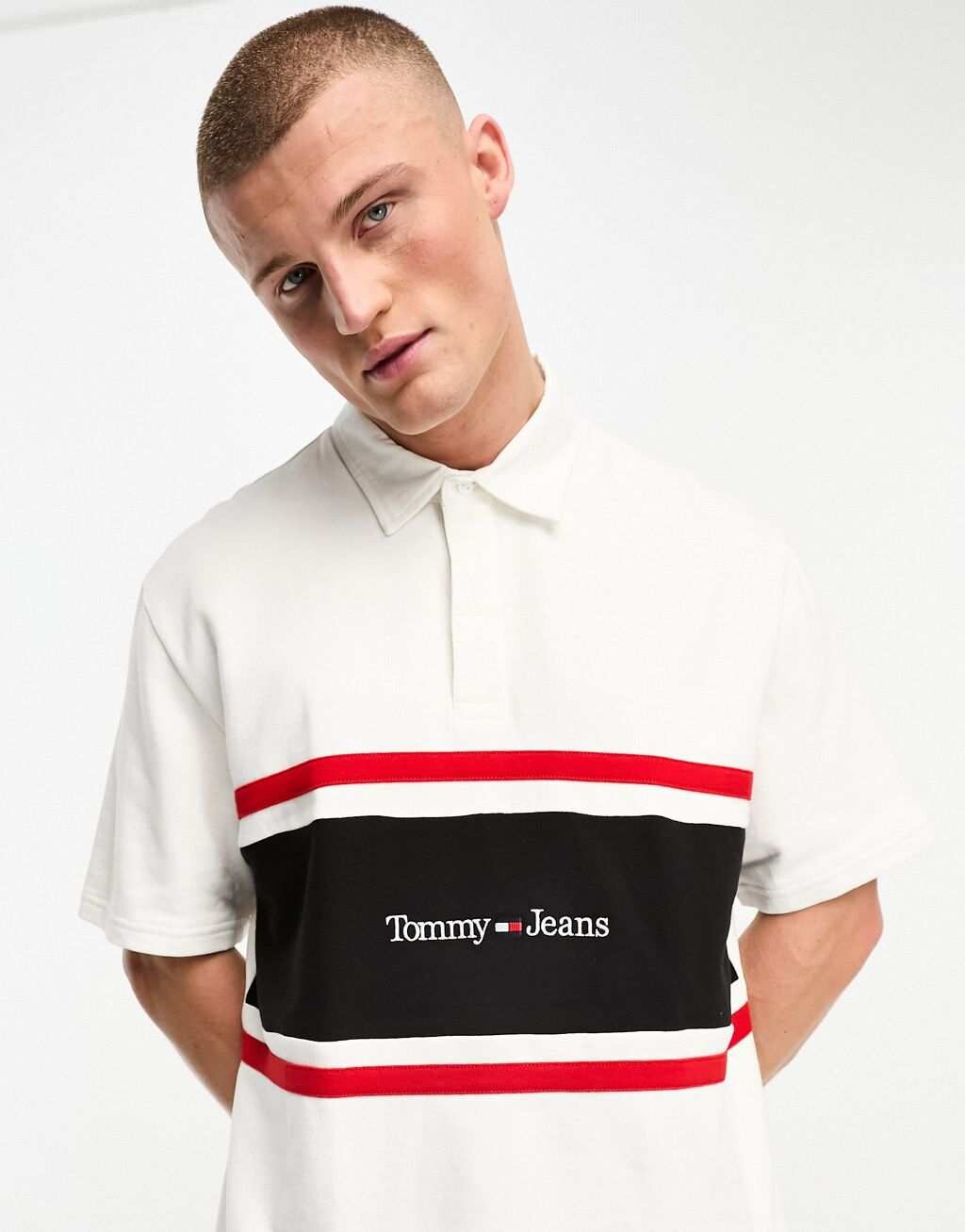 

Белая рубашка-поло с вертикальными полосками и логотипом Tommy Jeans