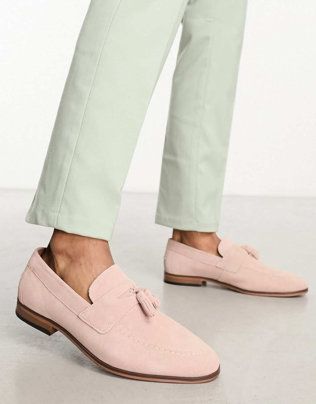 

Светло-розовые замшевые лоферы с кисточками River Island