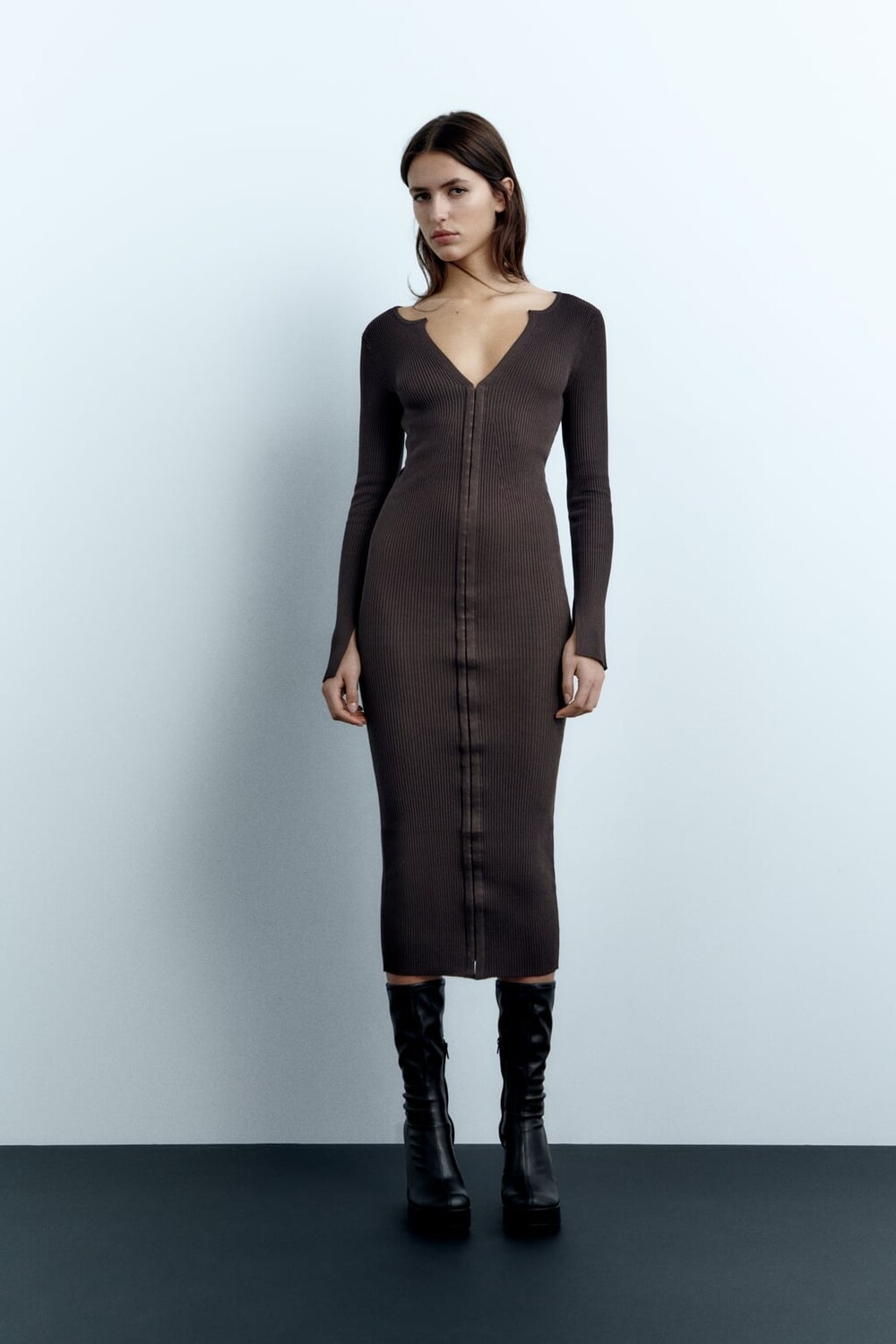 

Приталенное трикотажное платье на крючке и глазах ZARA, коричневый