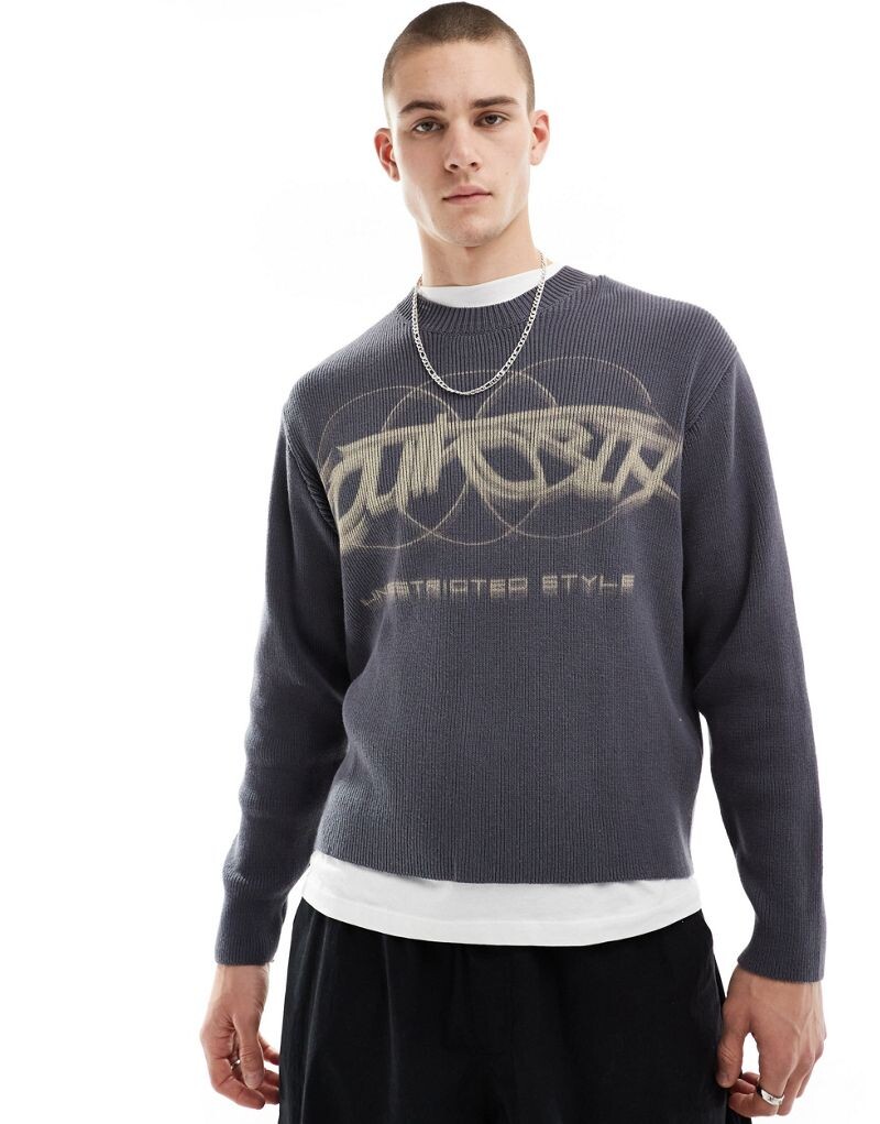 

Bershka – свитер в рубчик графитового цвета с графическим принтом