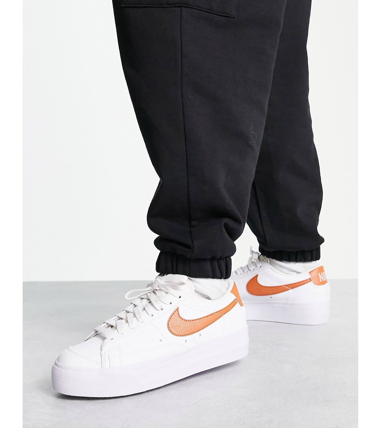 

Кроссовки Nike Blazer Low Platform белого цвета с медным металликом