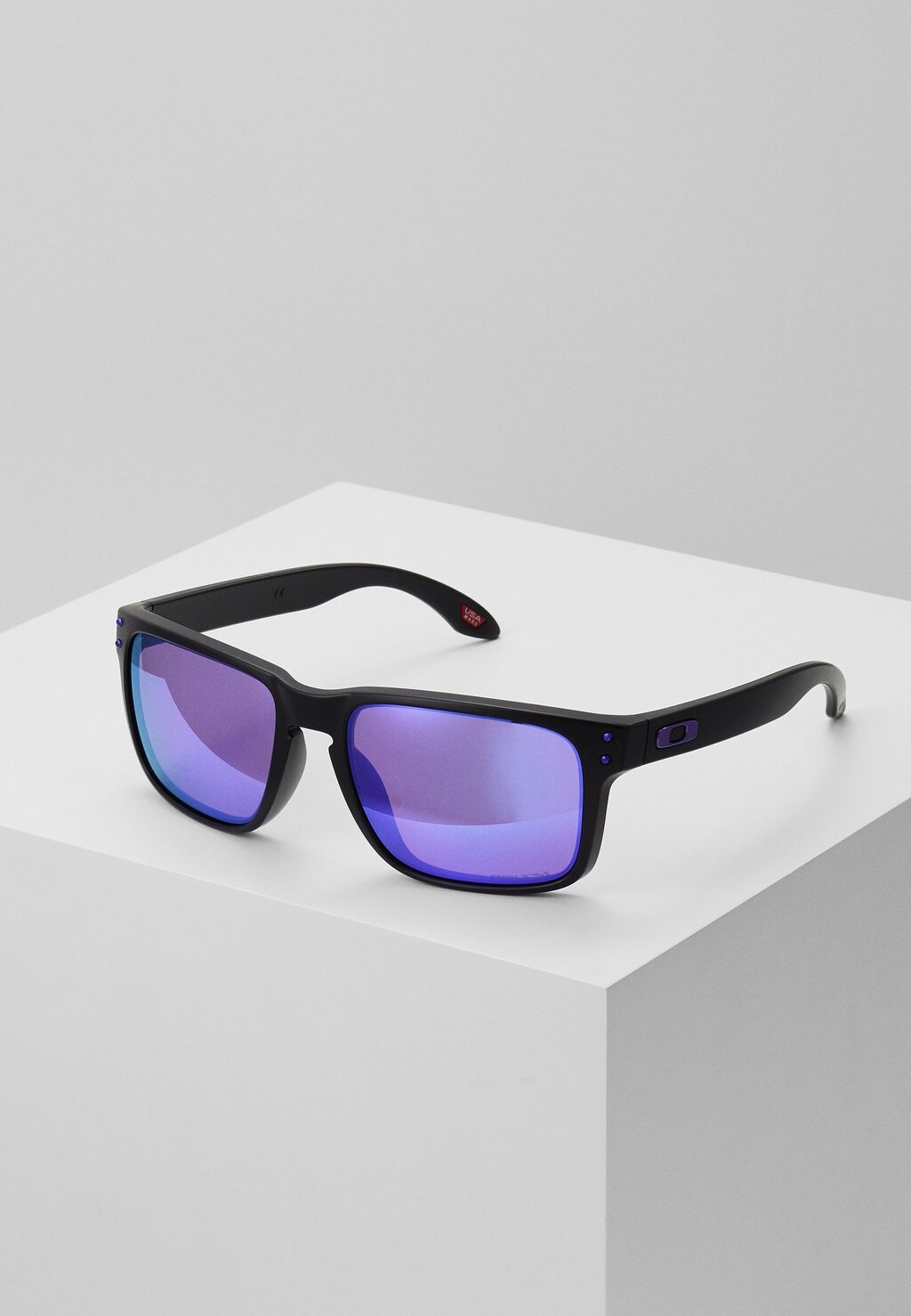 

Солнцезащитные очки Oakley