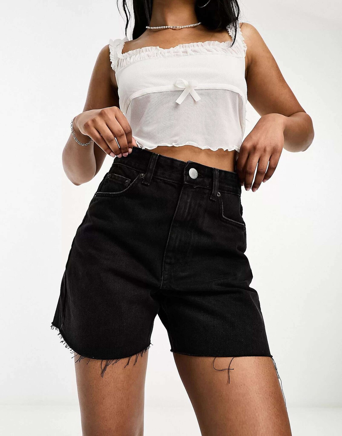 

Черные джинсовые шорты с завышенной талией и необработанным краем Pull&Bear