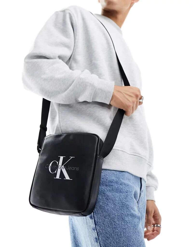 

Черная мягкая репортерская сумка с монограммой Calvin Klein