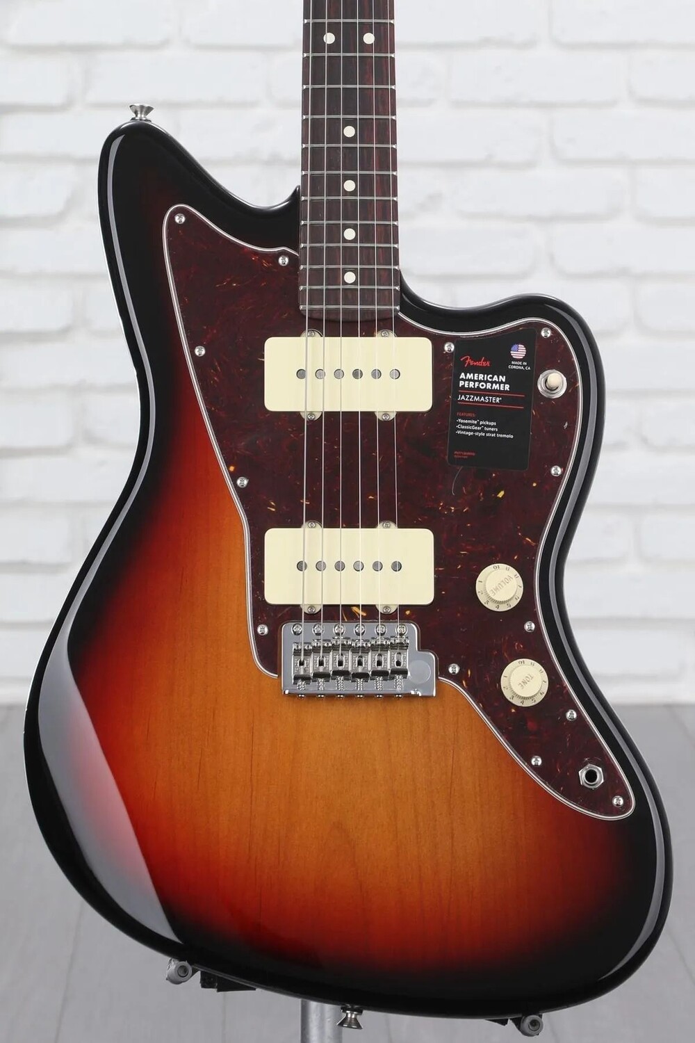 

Fender American Performer Jazzmaster — 3-Tone Sunburst с накладкой из палисандра