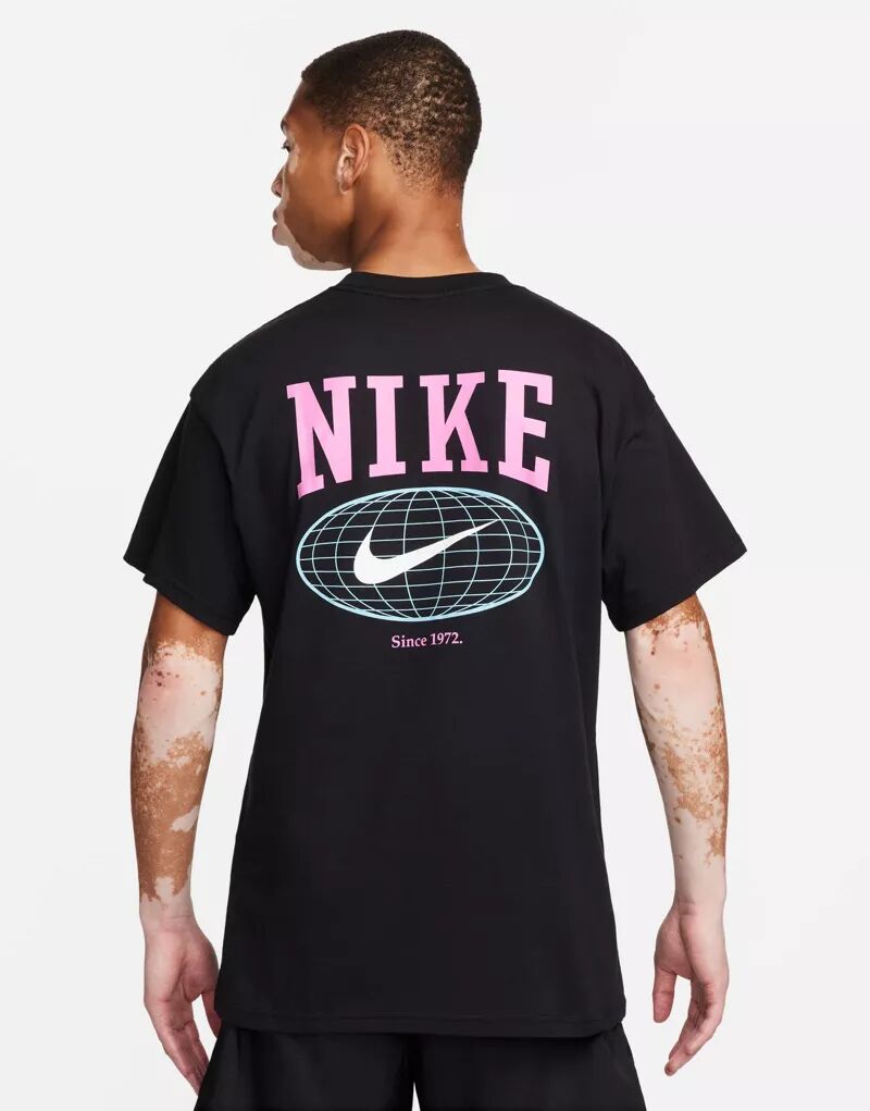 Черная футболка с графическим принтом Nike Swoosh